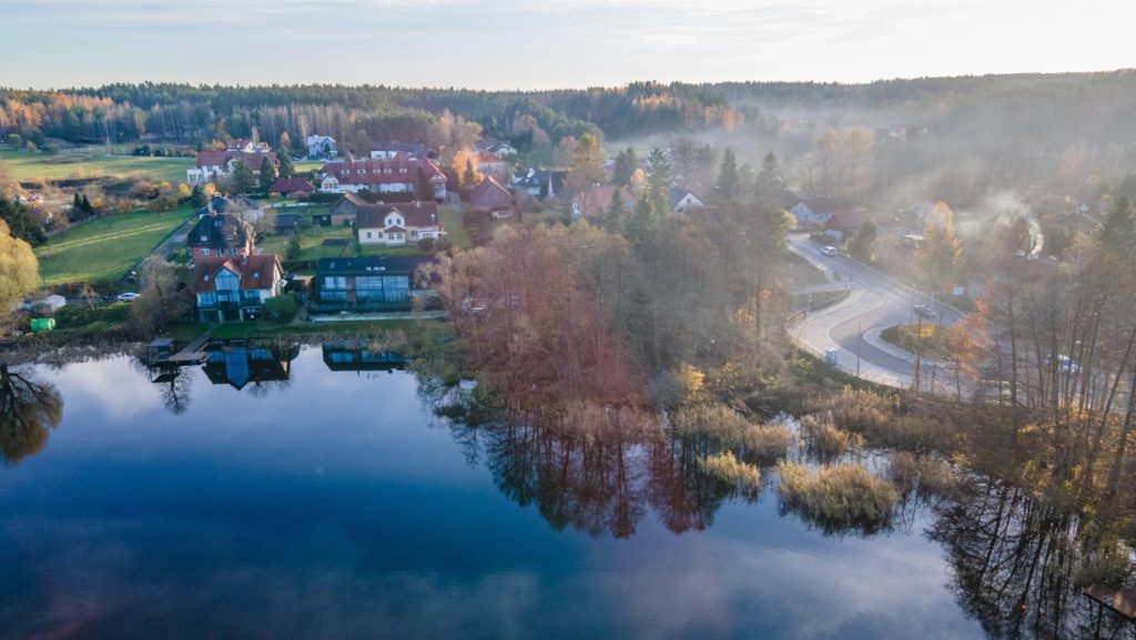 Łupstych – zabudowa nad jeziorem Ukiel