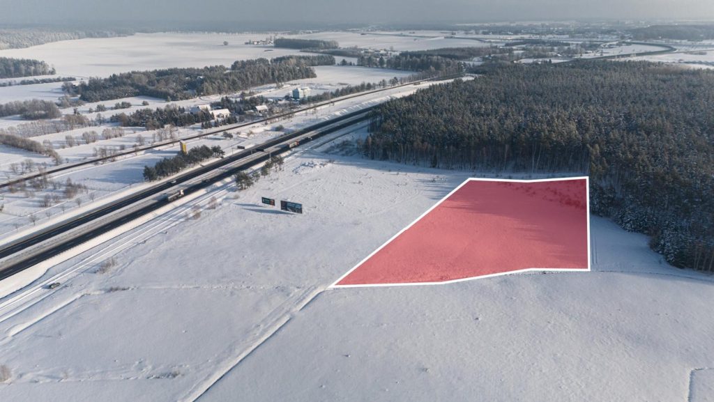 Świętajny – zaznaczona działka przy lesie